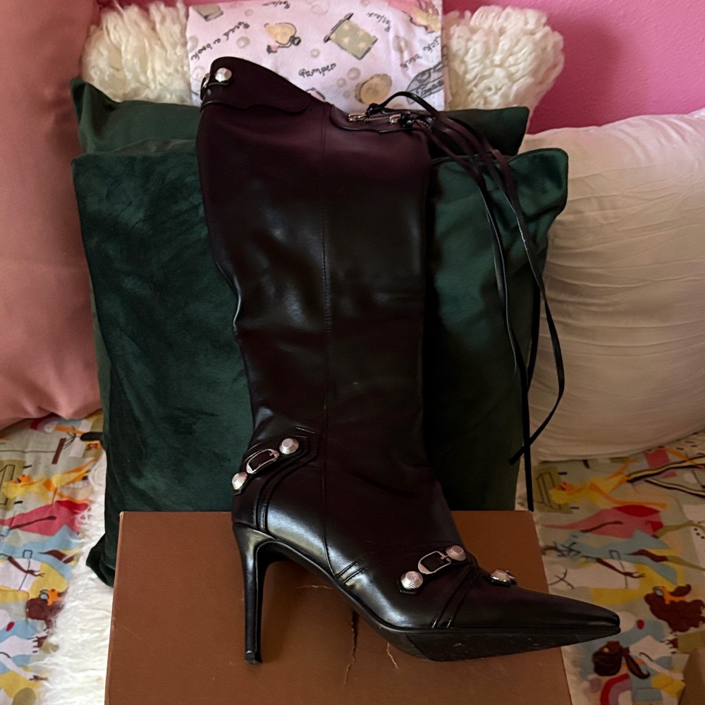 Chic Black Heeled Boots with Pearl Accents